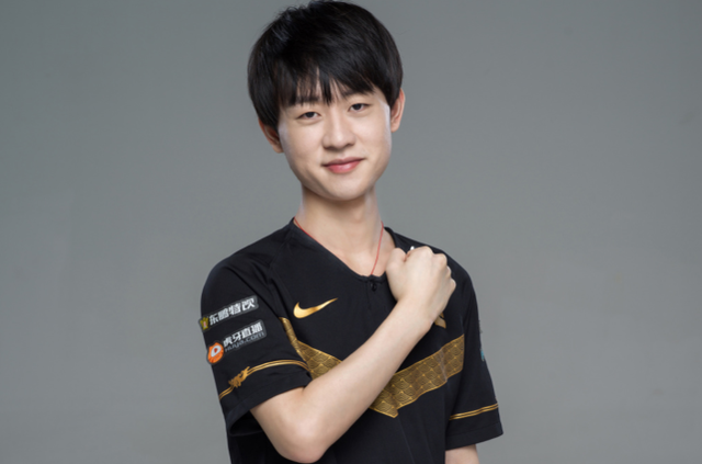 用边路传中 用边路传中